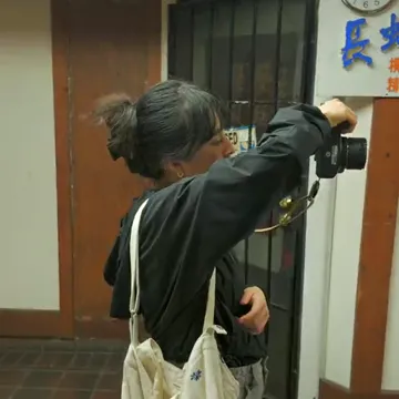 A Photo Phloor member framing a shot in Chinatown